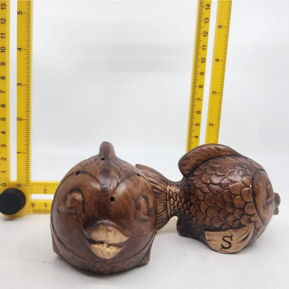 Vintage Treasure Craft Kissing Fish Wood Salt & Pepper Shakers Set Brown 2.75 in - Picture 7 of 7